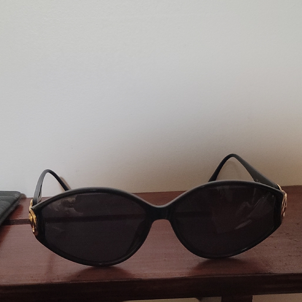 Elegant Black Sunglasses with Gold Accents